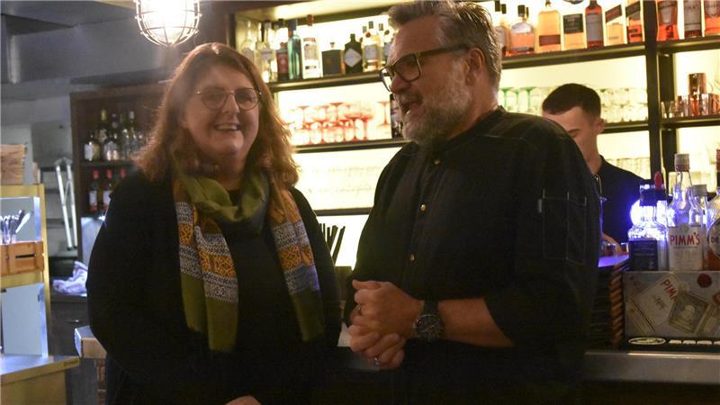 Tanja von der Bey im Gespräch mit Michael Knirsch vom Restaurant Beef Kitchen.