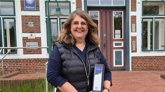 Tanja von der Bey übergab ihren Wahlvorschlag bei der Wahlleitung derSamtgemeinde Apensen.