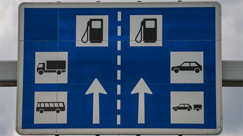 Tanken an Autobahntankstellen ist in den meisten Fällen deutlich teurer als an Straßentankstellen in der Nähe.