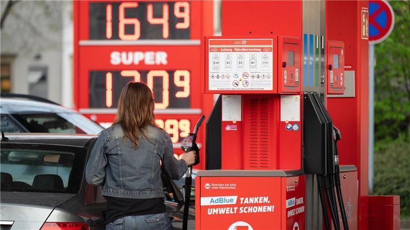 Entlastung für Verbraucher: Inflation sinkt auf 2,1 Prozent Tanken ist im April billiger geworden. (Symbolbild)