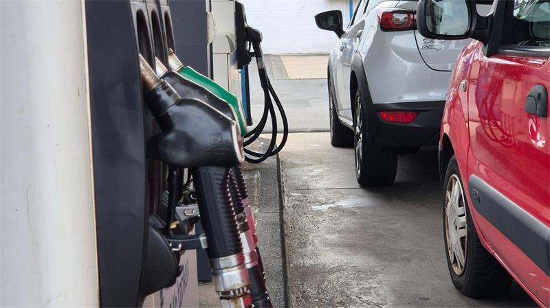 Tanken ist teuer wie nie. (Symbolbild)