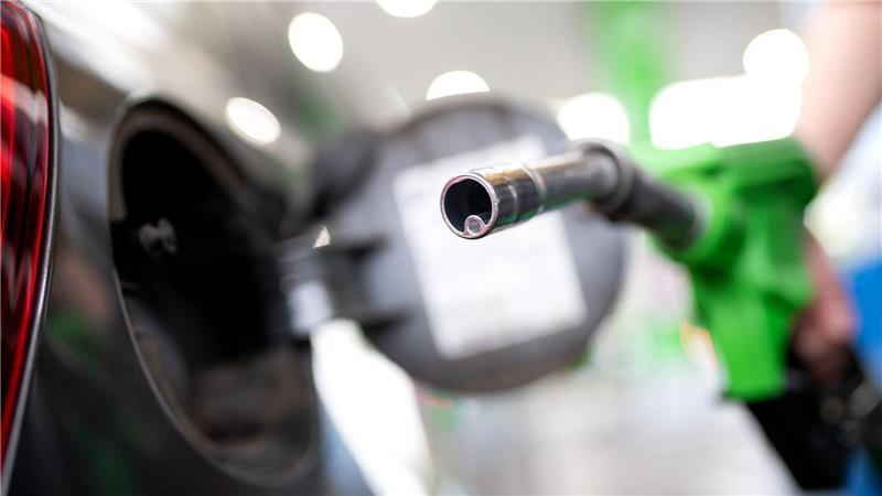 Tanken ist zuletzt billiger geworden - dem ADAC geht es nicht schnell genug. (Archivbild)