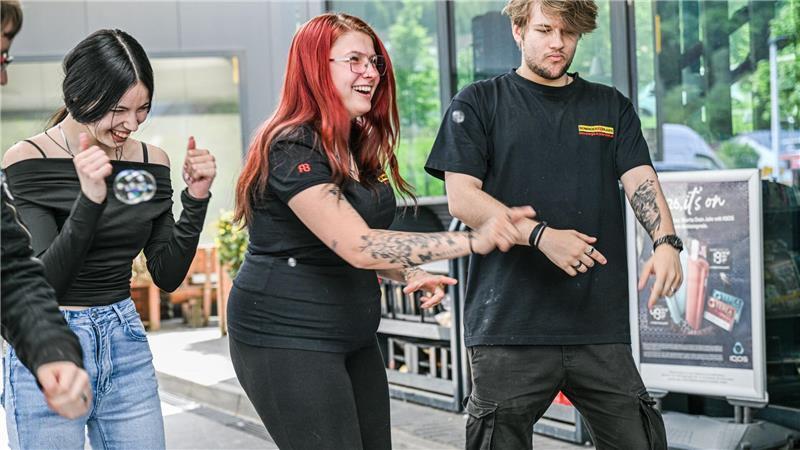 Super, Diesel, Disco - Hier wird der Preisschock weggetanzt Tanken macht mit Musik mehr Spaß.