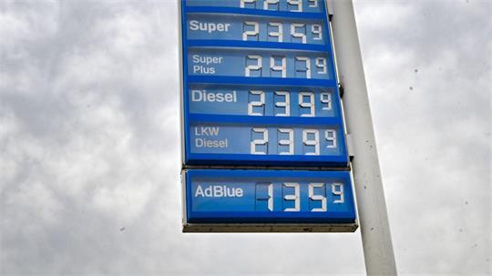 Tanken wird immer teurer - Benzin ist bereits auf einem Allzeithoch, nun ist auch Diesel nicht mehr weit entfernt. (Archivbild)
