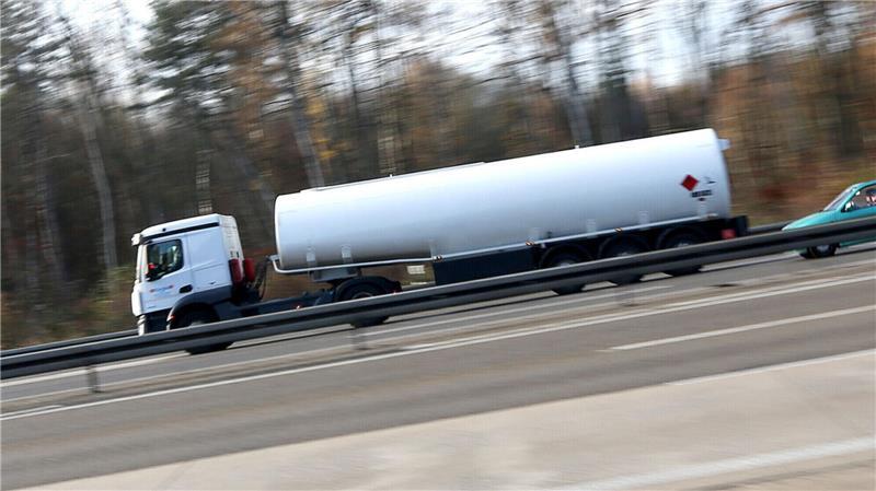 Tanklaster auf der Autobahn: Im Fokus der Ermittlungen stehen mögliche Hygienerisiken bei Transporten von Apfelsaftkonzentrat nach Neuenkirchen. 