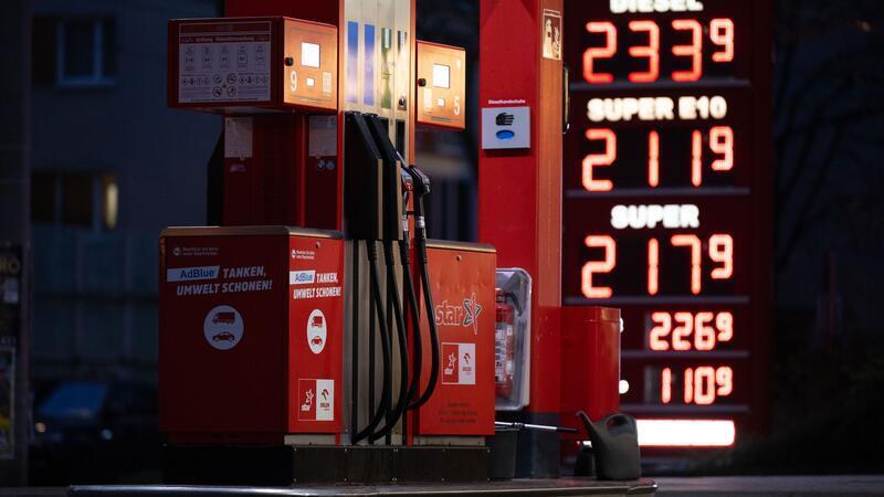 Tankstelle: Ab Mittwoch nur noch eine Erhöhung täglich erlaubt.