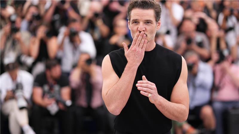 Tanktop auf dem roten Teppich in Cannes: kein Problem für Pedro Pascal („Game of Thrones“, „The Last of Us“).