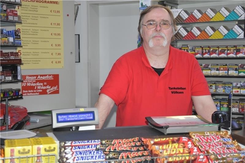 Tankwart Bernd Steckel ist nicht auf den Mund gefallen – hat aber für jeden Kunden ein nettes Wort übrig. Fotos: Felsch