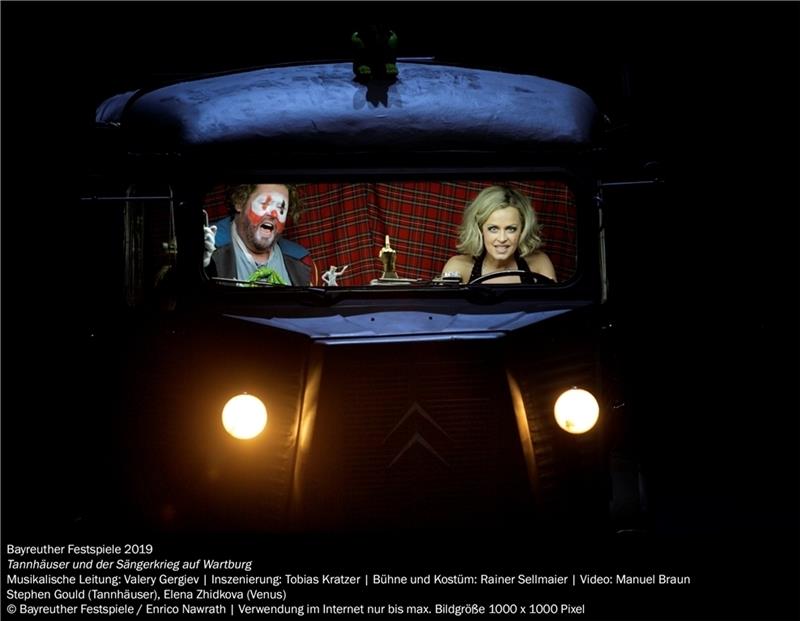 Tannhäuser begibt sich auf einen Road Trip im Citroën – allerdings nur in seiner Vorstellung. Foto: Bayreuther Festspiele/Enrico Nawrath