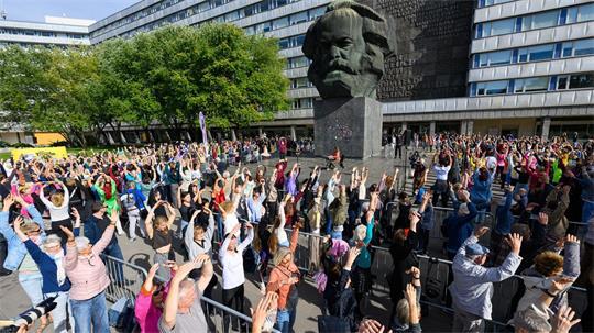 Tanz den Karl Marx: Bei einem Rekordversuch tanzen die Teilnehmer am Marx-Denkmal in Cottbus.