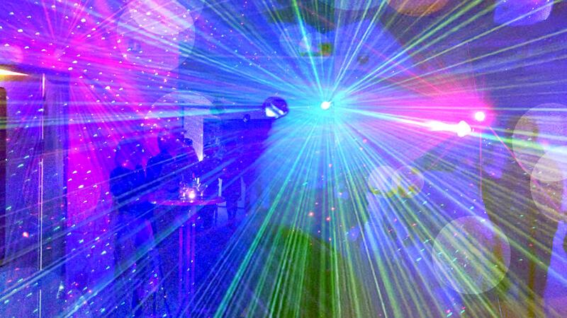 Tollhaus tanzt: Detlef und Ulrich Schaper legen im Kulturforum auf Tanz in den Mai im Kulturforum - mit Rock- und Pop-Musik, Flackerlicht, Nebelmaschine und Laser.
