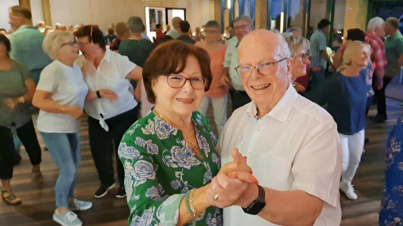 Erste Ü60-Party: Senioren hotten auf der Tanzfläche ab Tanzleiter Udo Bernshausen von der Beverstedter Senioren-Tanzgruppe mit Renate Kalmbach.