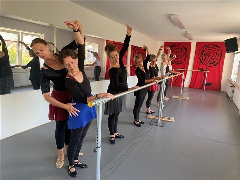 Ballett Ü50: Sie tanzen wie Königin Camilla Tanzpädagogin Susanne Rieck auf die korrekte Ausführung der Bewegungen.