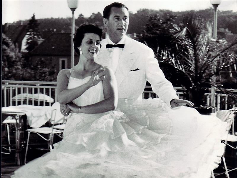 Tanzten um die Welt: Traute und Gerd Hädrich auf dem Balkon des Hotels Lindtner. Fotos: Tanzschule Hädrich/Lepél