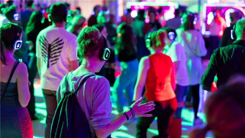 Tanzvergnügen ganz ohne Lärm: Bei der Silent Party im niedersächsischen Landtag feiern die Gäste mit Kopfhörern.