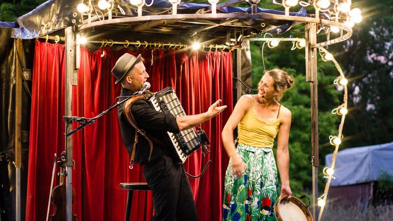 Das Duo Tarantatà auf ihrem selbst begauten Varieté-Bühnenwagen