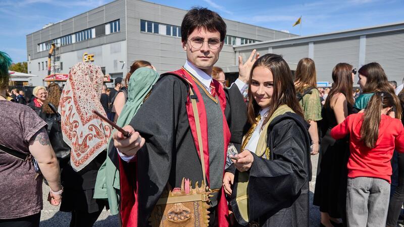 Tausende feiern in Hamburg bei Fantreffen für Harry Potter Tarek Younes aus Ahrensburg und Natalie Solovier aus Lübeck.