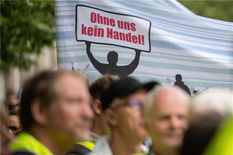 Handelsverband empfiehlt Firmen außertarifliche Erhöhungen Tarifkonflikt im Einzelhandel: Seit Wochen ruft Verdi immer wieder zu teilweise mehrtägigen Warnstreiks in den Regionen auf.