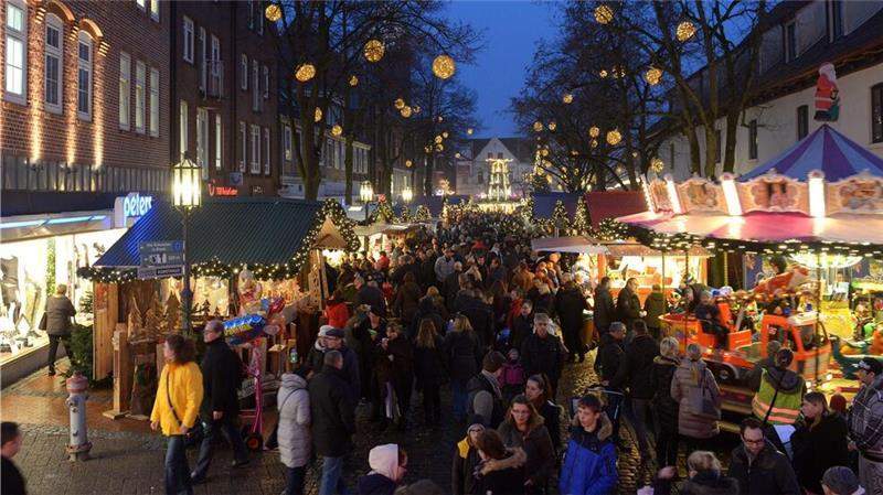 Verbotszonen in Stade und Buxtehude: Polizei kontrolliert auch in Zivil Taschendiebe nutzen den Trubel auf Weihnachtsmärkten wie hier in Stade gerne aus, um an Bargeld und Zahlungskarten zu kommen.