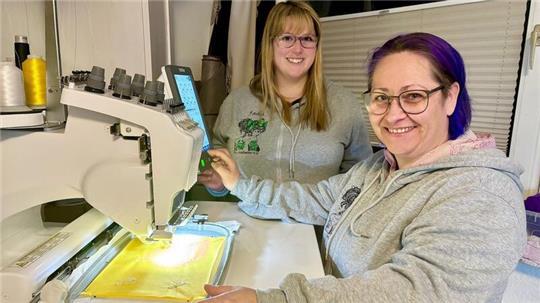 Tatjana Augustin und Jessika Schley nähen vor, viele Helfer nähen den Krebs Jebo, designed in Bargstedt, fertig.