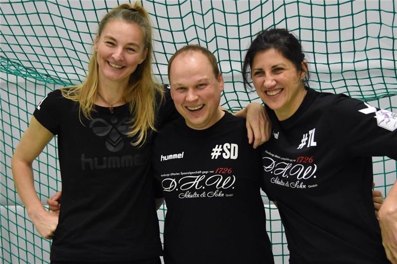 Tatjana Logvin (rechts) mit Torwarttrainerin Christine Lindemann und Geschäftsführer Sven Dubau. Foto: Handball-Luchse