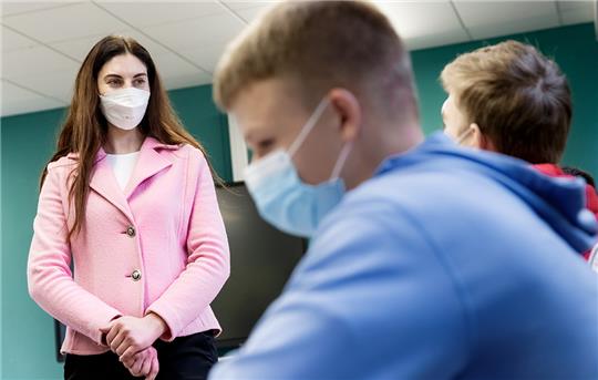 Tatjana Yahodka, erste geflüchtete ukrainische Lehrkraft an Hamburger Schulen, unterrichtet in einer Internationalen Vorbereitungsklasse des Louise Weiss-Gymnasiums unter anderem auch aus der Ukraine geflüchtetet Schüler. Foto: Markus Scholz/dpa