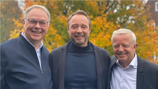 Tatkräftiges Team für das Konzertjubiläum: Stades Lions-Präsident Jens Schulte-Steffens umrahmt von den organisatorischen Mitstreitern Markus Lechtenböhmer (links) und Ralf Löhden.