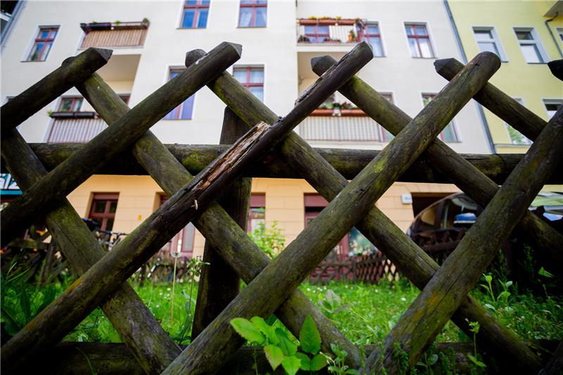 Tatort Gartenzaun: Ein Mann berichtet, wie er und seine Familie von einem älteren Nachbarn gestalkt wurden (Symbolbild). Foto: Christoph Soeder/dpa