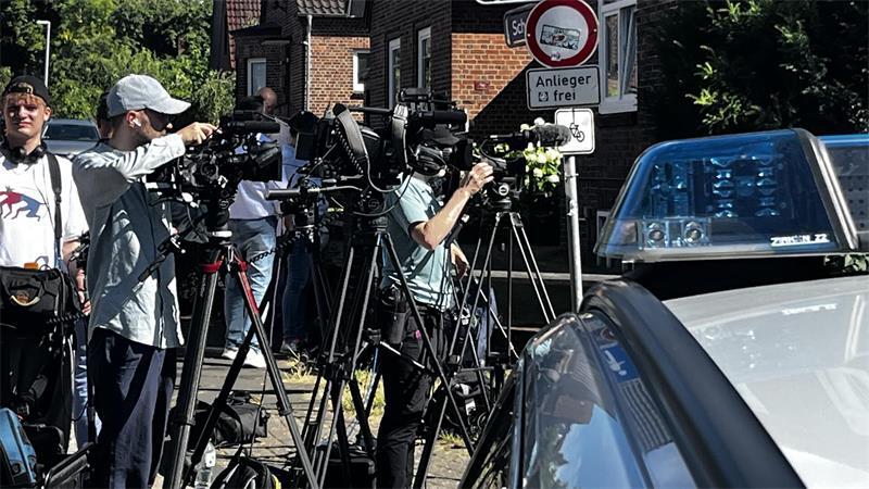 Sechs Tote nach blutiger Gewalttat in Mutter-Kind-Heim in Stade Tatort: Großes Medienaufgebot vor dem Haus in der Dankersstraße.