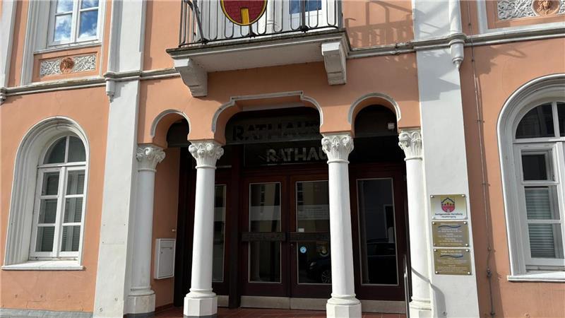 Tatort Horneburger Rathaus: Hier griff der psychisch kranke Mann zwei Mitarbeiter an.