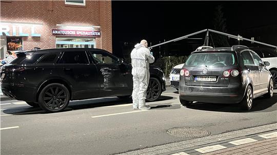 Tatort Salztor: Die Spurensicherung der Polizeiinspektion Stade war am 22. März 2024 bis tief in die Nacht im Einsatz.