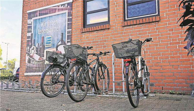 Wer ist der E-Bike-Saboteur von Bremerhaven? Tatort Supermarkt: An diesem Fahrradstand vor einem Lebensmittelgeschäft in Leherheide hat ein Unbekannter das Motorkabel von Anita Malz E-Bike durchgeschnitten. Foto: Pejic