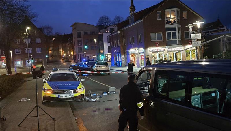 Tödliche Messerattacke in Stade: Polizisten kämpfen mit den Erinnerungen Tatortaufnahme durch die Polizei in der Nacht nach der tödlichen Messerattacke am Salztor in Stade.