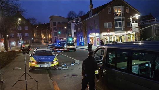 Tatortaufnahme durch die Polizei in der Nacht nach der tödlichen Messerattacke am Salztor in Stade.