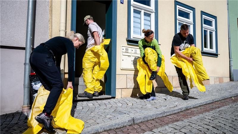 Letzte Spuren - vom Alltag einer Tatortreinigerin Tatortreiniger arbeiten in Ganzkörper-Schutzanzügen, mit Atemschutzmasken und Spezialhandschuhen, um sich vor Infektionen durch Krankheitserreger zu schützen.