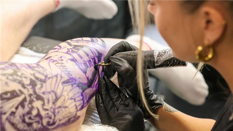 Tattoo Convention: Künstlerin Marie zeigt ihr Können“