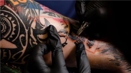Tattoos und Piercings sind beliebt und in der Regel kein Problem (Symbolfoto), aber ein gewisses Grundrisiko besteht immer, etwa durch Infektionen oder allergische Reaktionen.