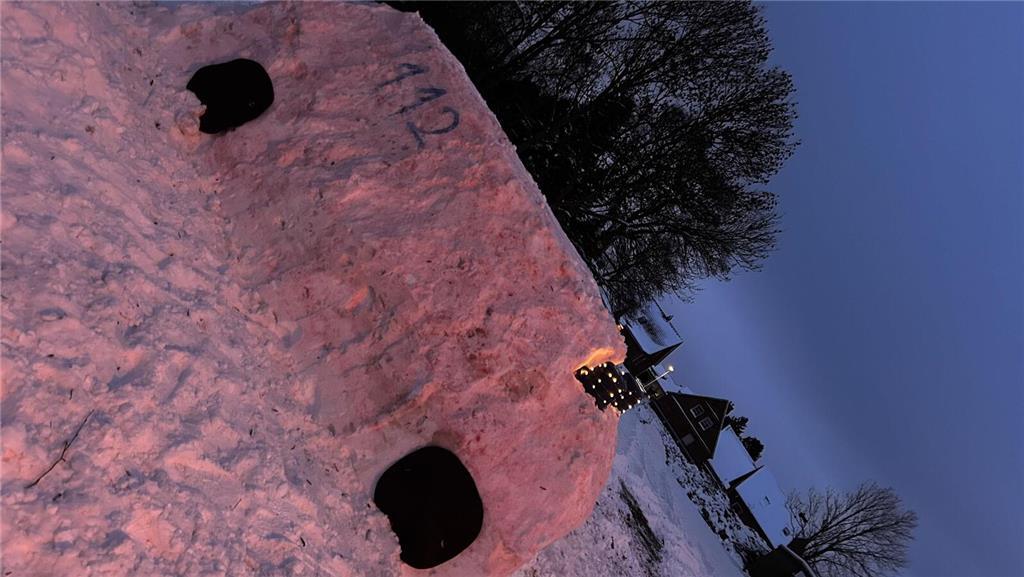 Tatü Tata: Die Kinderfeuerwehr Assel hat ein Feuerwehrauto aus Schnee gebaut.