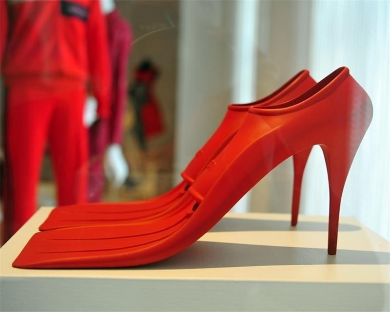 Tauchen in High Heels oder Platschen auf dem Parkett.