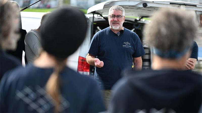 Netze geistern durch die Nordsee – Diese Taucher bergen sie Taucher Derk Remmers gibt seinen Teamkollegen vor der Bergungsaktion Hinweise.