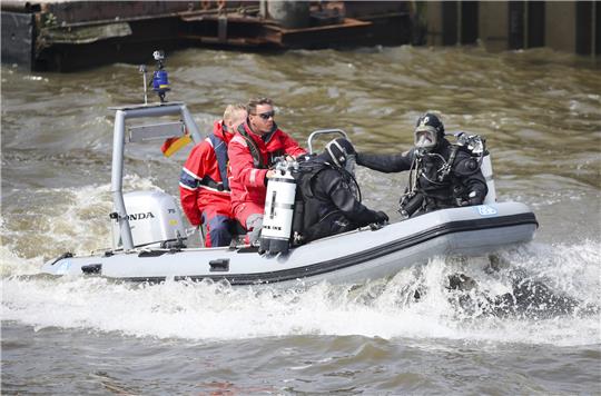 Taucher bargen den Leichnam am Freitagmorgen an den Landungsbrücken. Symbolfoto: dpa