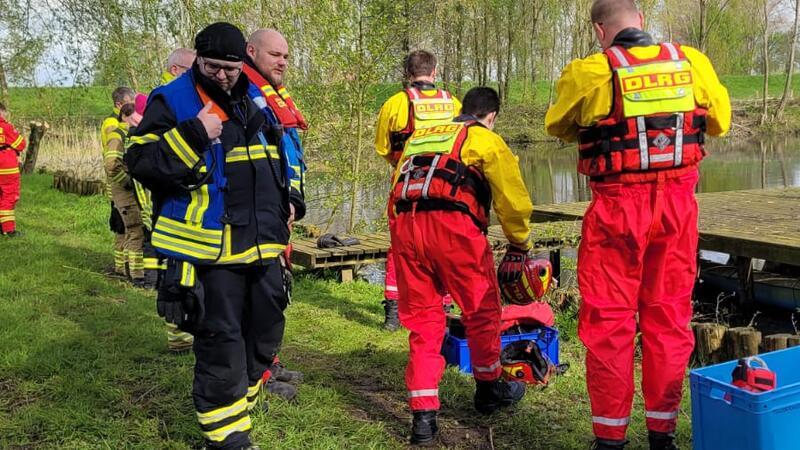 Taucher der DLRG Stade haben am Donnerstag in mehreren Teichen nach dem vermissten Jungen gesucht.