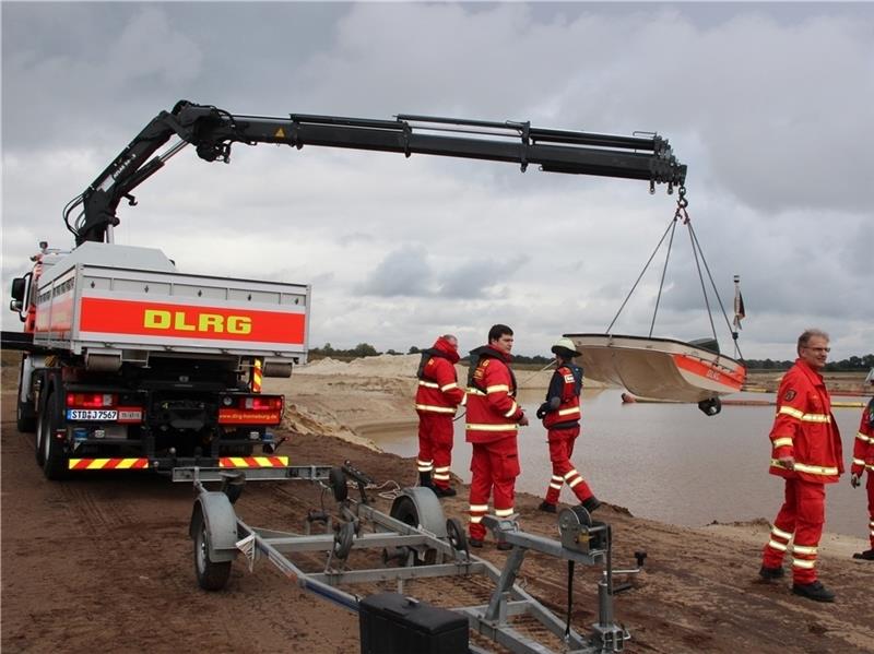 Taucher der DLRG lassen Boote zu Wasser und machen sich bereit für den Tauchgang im Baggersee .