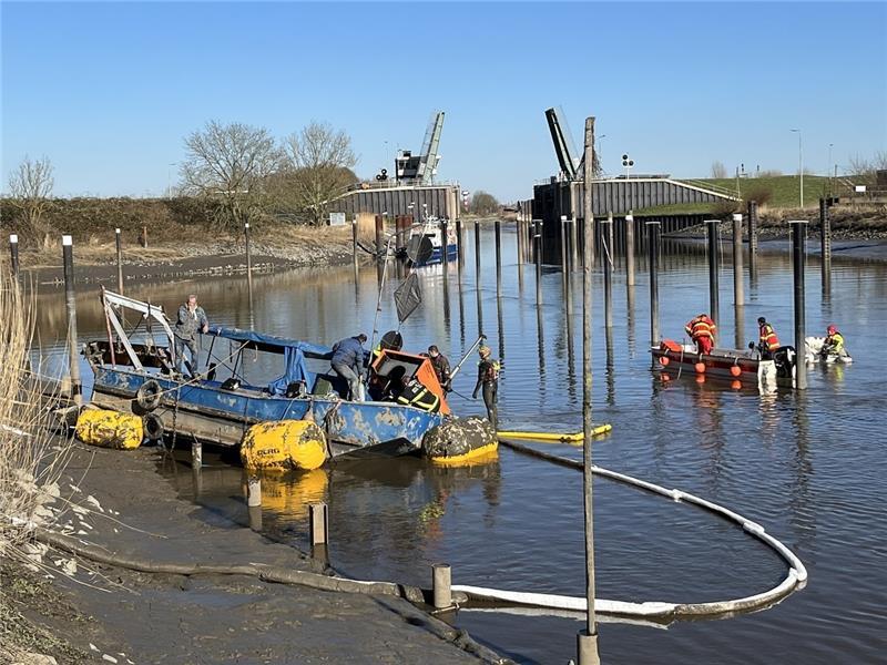 Taucher der Feuerwehr Stade sowie der DLRG sicherten das Baggerboot in Stade-Brunshausen mit Hebekissen. Foto: Vasel