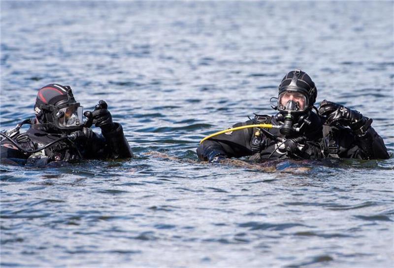Taucher der Hamburger Polizei haben am Dienstag nach weiteren Leichenteilen im Ernst-August-Kanal in Hamburg-Wilhelmsburg gesucht. Foto: dpa/Archiv