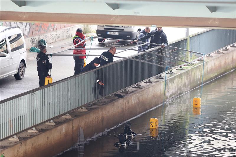 Taucher der Hamburger Polizei sind an einem Kanal in Wilhelmsburg im Einsatz. Angler hatte dort am 15.01.2023 eine Tüte mit menschlichen Überresten entdeckt. Die Leichenteile gehören nach Angaben der Polizei vom 02.02.2023 zu einer 29-jährigen Frau, die seit 2013 vermisst wird. Ein Tatverdächtiger wurde verhaftet. Foto: Bodo Marks/Bodo Marks/dpa