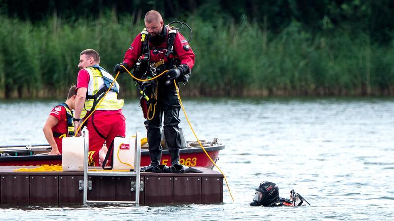 23-Jähriger beim Baden im Allermöher See ums Leben gekommen Taucher fanden den ertrunkenen Schwimmer im Allermöher See in acht bis zehn Metern Tiefe, rund 20 Meter vom Ufer entfernt.