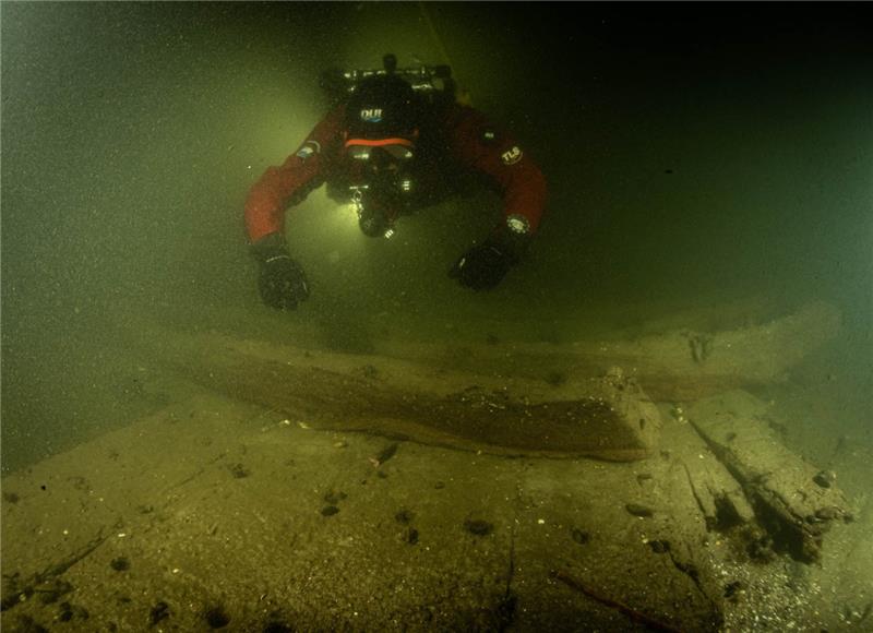 Bergung von Trave-Schiffswrack läuft gut – Erste Funde vorgestellt Taucher haben auf dem Grund der Trave ein rund 400 Jahre altes Wrack eines Hanseschiffes aus dem 17. Jahrhundert entdeckt. Foto: Christian Howe/Hansestadt Lübeck/dpa