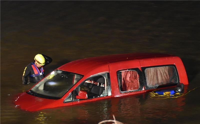Pkw versinkt am Lühe-Anleger in der Elbe - Polizei sucht Fahrerin Taucher im Einsatz: Mit Hilfe einer Seilwinde wurde der Pkw in Richtung Ufer gezogen. Foto: Vasel