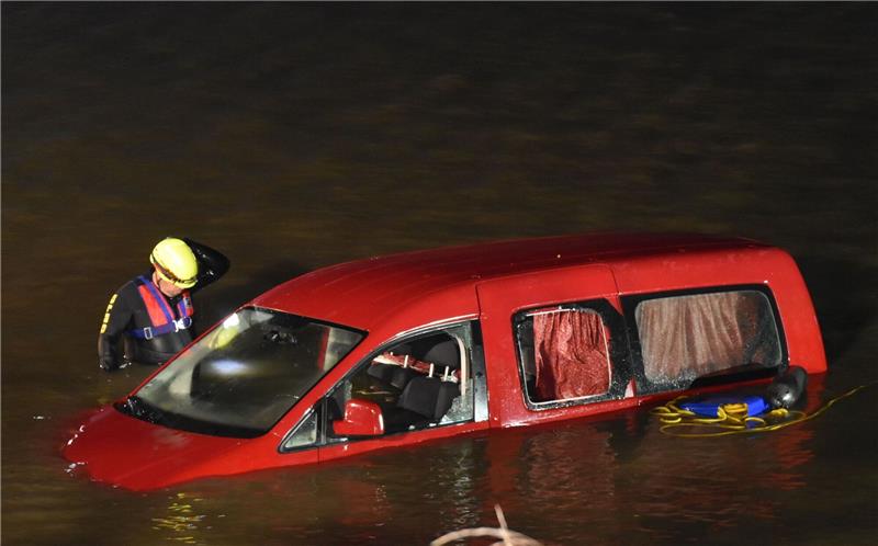 Taucher im Einsatz: Mit Hilfe einer Seilwinde wurde der Pkw in Richtung Ufer gezogen. Foto: Vasel